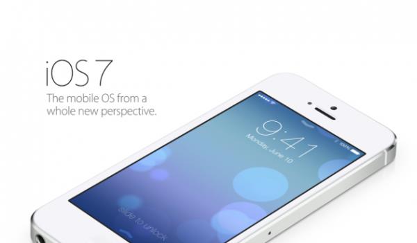 Aray�z gibi k�kl� bir de�i�im ya�ayan kilit ekran� art�k soldan sa�a do�ru s�r�kleme prensibini kullanm�yor. Yukar� s�r�kleme hareketiyle a��lacak olan yeni kilit ekran�, ayr�ca kullan�c�n�n g�r�nt�lenen uyar�lara m�dahale edebilmesini m�mk�n k�l�yor.