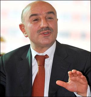 Tam bir analiz yaplmad ancak halkmz 'nereden gelirsen gel' diyor. Halkmzn tercihleri dorultusunda ileri ki srelerde bamsz olarak m? veya herhangi bir partiden mi? aday olacam aklayacam" diye konutu.