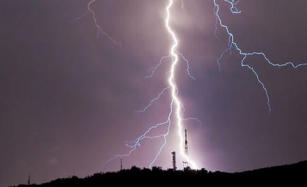 <p><b>Bakland, vuruldu, ayn anda iki ylan tarafndan sokuldu:</b></p>   John Wade Agan ABD'li John Wade Agan lkenin en talihsiz erkekleri listesinde. Wade iin talihsiz olaylar zinciri 2011'de balad. Florida'daki evinde telefonla konuurken zerine yldrm dt. Olaydan sa kurtulan Agan, arabada giderken silahl bir kii tarafndan gasp edildi. Aracnn bagajna kilitlendi. Saatler sonra kurtarlan Agan, aylarca psikolojik tedavi grd. Tam her eyi atlattm deyip parkta yrrken kasap bakl bir adamn saldrsna urad. Ar yaralaan Agan yine aylarca hastanede hem fiziksel hem de ruhsal tedavi grd. Evinden dar pek kmayan Agan son olarak mutfana giren iki ylan tarafndan ayn anda sokuldu.