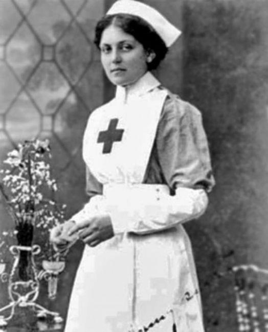 <p><b>Bindii 3 gemiyi de batran kadn:</b></p>   Violet Jessop Violet Jessop gemilerde garson olarak alan gen bir kadn. lk olarak 1911'de Olympic adl bir gemide kendisine i buldu. Bu gemi baka bir gemiyle arpp batt. Kazadan sa kurtulan Violet bir yl sonra kendisine Titanicte i buldu. Yzyln en byk deniz faciasndan da sa kan I. Dnya Sava'nda Britannic isimli bir gemide ie alnd. Brittanic de mayna arpp batt. Kazadan kurtulan ender kiilerden biri de yine kendisi oldu. Violet emekli olana kadar garsonluk yapt, 1971'de kalp krizinden ld.