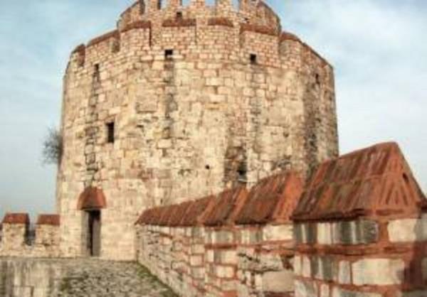 O yzden Yedikule Zindanlar'nda bazen lklar ve hatta Latinceye benzer bir lisanda sylenen szler duyulur!