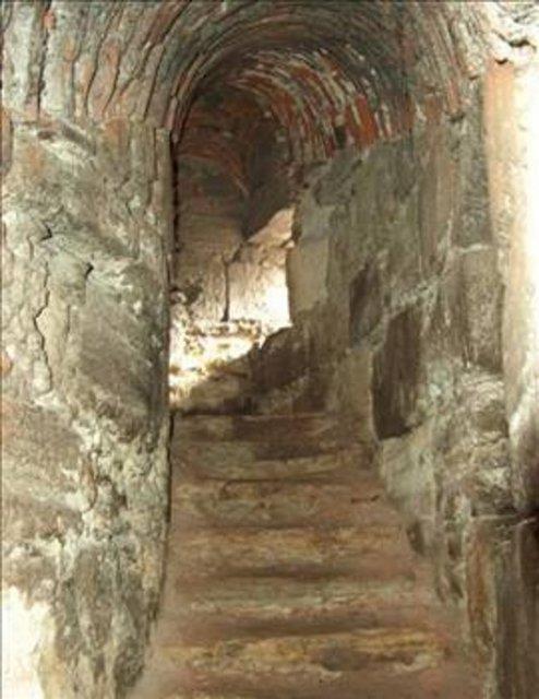 Kaytlarda bu yapnn devlet evraklarnn sakland, yerli ve yabanc esirlerin hapsedildii bir yap olduu yazmaktadr. Ama kaytlarda yazmayan bir efsane halk arasnda dolar.