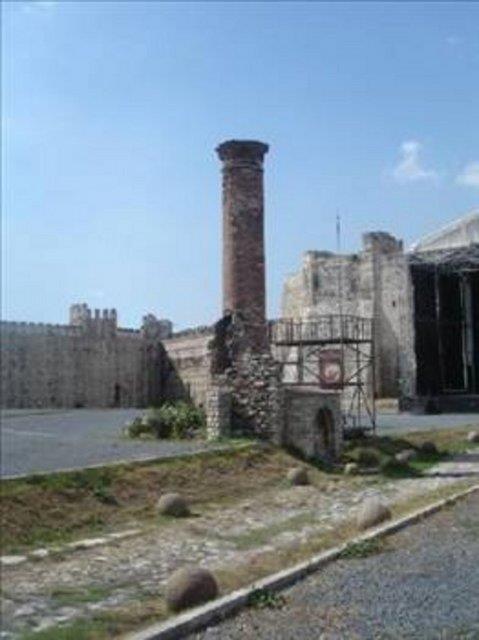 Hatta ikenceleri abarttlar ve yeni ikence yntemleri bile denediler bu adamn zerinde.