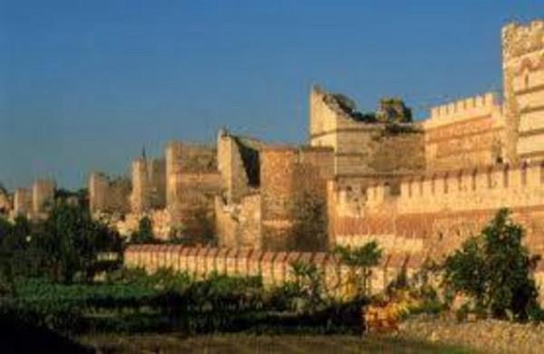 Efsaneye gre; zindanlara hapsedilen nemli esirler arasnda bir pagan da bulunmaktayd.