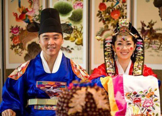 <b<Kore'de</b> evlilik geleneklerinde rdek ve kaz nemli bir yer tutuyor.Eski geleneklerde damatlar arkalarnda kaz tayarak beyaz bir atn stnde gelinin evine giderlerken gnmzde sembolik olarak tahta kaz kullanlyor.