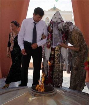 Tam  gn sren dnlerin ilk gnne "yalan elpek", ikinci gnne ise "n elpek" deniliyor. Bu gnlerde dn evinde toplanan Trkmen kadnlar elpek denilen yufka benzeri hamuru ayor ve sata kavuruyor.