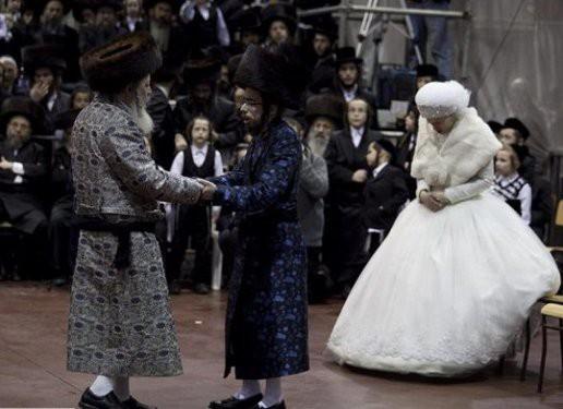 <b>srail'de</b> ise Musevi inancna gre, dnlerde Kuds'teki kutsal tapnan yok oluunu sembolize eden ii cam paralaryla dolu bir beze basma gelenei bulunuyor. Trende cam krmak ise hayattaki mutluluu ve znty sembolize ediyor.