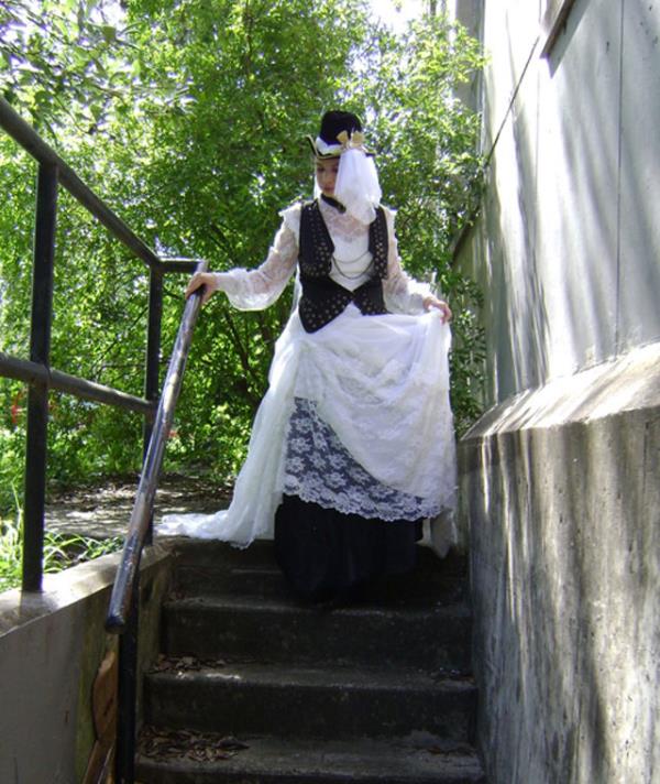 <b>ek Cumhuriyeti'nde</b> damadn yakn arkadalar gelini karp, evet yanl okumadnz, gelini karp bir yere saklarlar. Damat gelini bulursa, hayat boyu damadn gelini koruyup kollayacana inanyorlar. Dnn sonunda gelinin duva ve damadn ayakkablar misafirler arasnda dolatrlr. Misafirler de iftin balay tatili iin ayakkab ve duvan iine para koyarlar.