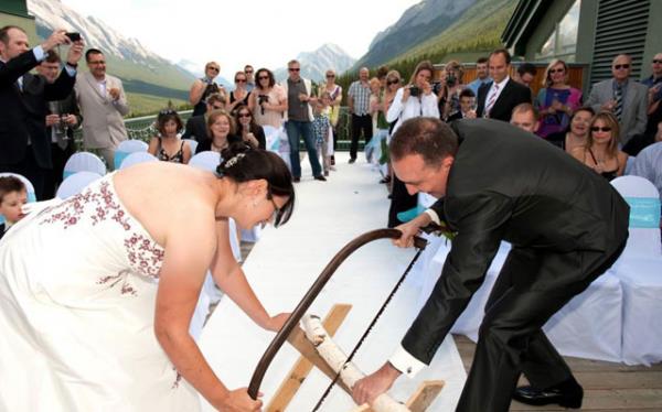 <b>Alman gelinleri</b> dnde duvak yerine mcevher ve ieklerle sslenmi bir ta takarlar.Dn treni sonunda ift bir kt testereyle keser, bu da karlatklar zorluklara birlikte gs gerecekleri anlamna gelir. Misafirler iftin stne pirin serperler, bu da bereketi simgeler. Gelinin sanda kalan pirin tanesi says kadar ocuklar olacana inanlr.