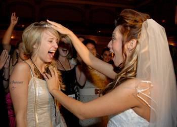 <b>Finlandiya'da</b> Ta takma; Finlandiyal gelinler dnde el yapm altn bir ta takarlar. Trenden sonra bekar gen kzlar gelinin etrafnda toplanr. Gelin, gen kzlar arasndan birini seerek altn tacn ona verir, seilen kzn ondan sonra evlenecei dnlr