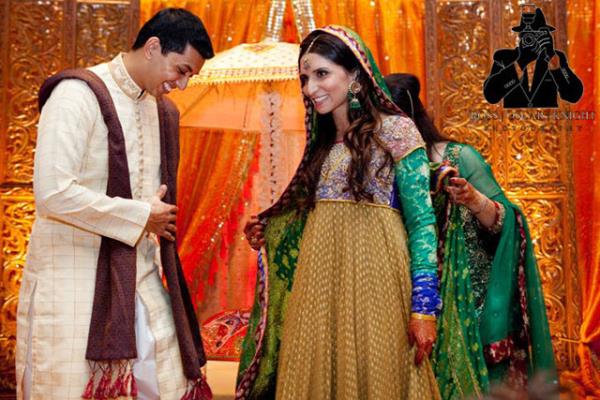 <b>Pakistan'da</b> evlenmek isteyen damat adayna, gelinin aile bykleri dayanabilecek mi diye akla hayale smayan kfrler ve hakaretler eder. Soukkanll ve dayankll snanan damat aday, bu snavdan geebilirse iftin evlenmesine izin verilir.