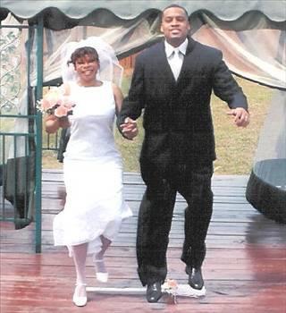 Dnde gelinle damat bir al sprgesinin zerinden atlar. Sprge zerinden atlama gelenei klelerin evlenmesinin yasak olduu klelik zamanlarna dayanr. Bu ritelde, gelinle damadn eskiye dair ktlkleri sprp yeni yaamlarna balamas temsil edilir. Modern dn trenlerinde ise kar-koca ilan edilen ift, atalarn anarak kurdele ve tllerle ssl olan al sprgesinin zerinden atlar.