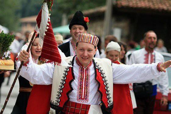 Ayrca gelinle damada somun ekmei verilir, hangisi bu ekmekten daha byk para koparrsa evde onun sznn geeceine inanlr.