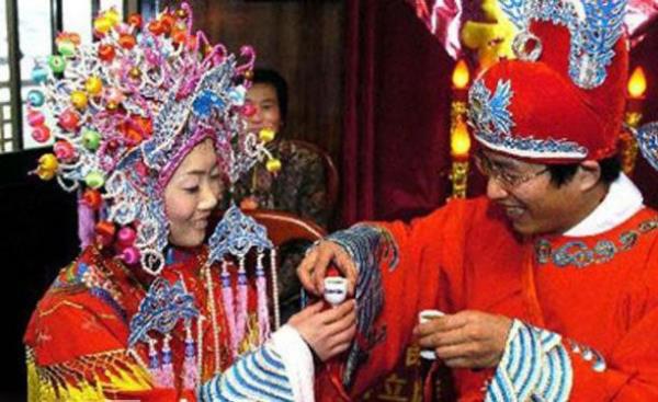 <b>in'de</b< de damadn ailesi astroloji uzmanna bavurarak evlenmeyi dnen ift hakknda yorum istiyor. Eer astroloji uzmannn hazrlad horoskopu damadn ailesi uygun bulursa, ocuklarnn doum saatini ve tarihini kzn ailesine gndererek ayn ilemi onlarn da yapmasn istiyor.