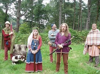 <b>Vikingler</b> zamannda evlilikler ak arttrma eklinde yaplyordu. Damat aday gelin aday iin kzn babasna fiyat teklif eder ve bu fiyat zerinden pazarlk yaplrd. Belirlenen para miktar eyiz iin kullanlrd. Ayrca gelinin sa ayana babas gm, sol ayana da annesi altn takard ve bu gelenek iftin hayatlar boyunca altn ve gm sknts ekmemeleri dileini temsil ederdi.