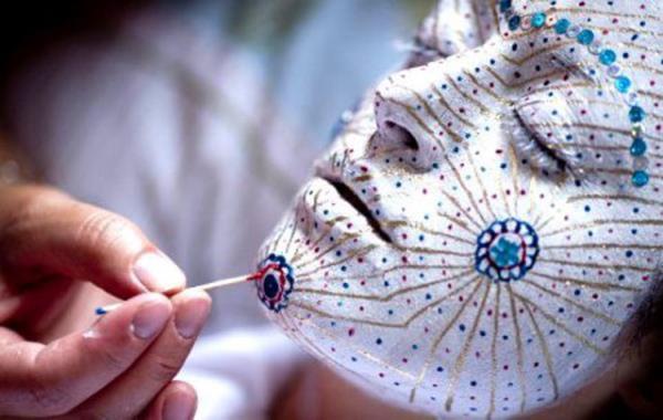 <b>Kosova,</b> adet gerei, tarihi gelin kostm giydirilen gelin, dn treninin kt ans getirmemesi iin yz beyaz boyayla boyanarak zerine gemiin desenleri iziliyor.