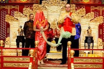 <b<N Krmzl gelin;</b> Gelin dnde krmz ayakkab giyer ve krmz duvak rtnr. Nedimelik yapan bayanlar gelinin horoskopuyla uyumlu doum ylna sahip kiilerden seilir.