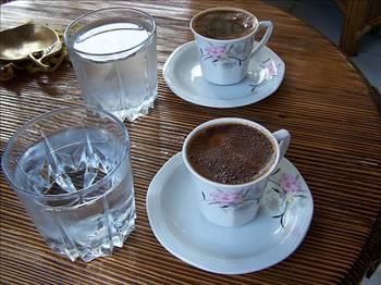 <b>BOSNA-HERSEK</b> Kahve ikram;lkenin baz blgelerinde evlenme ana gelmi gelin adayn isteyen damat aday kz evine yemee davet edilmekte ve ailenin bykleri ile sz konusu evlilik hakknda tartmaktadr. Kzn aile bykleri damat aday hakknda bir karara vardktan sonra kahve ikramna geilir. Kahve ekerli ise damat aday evlilik iin uygun grlmtr, ancak kahve sade ise damat aday reddedilmi demektir.