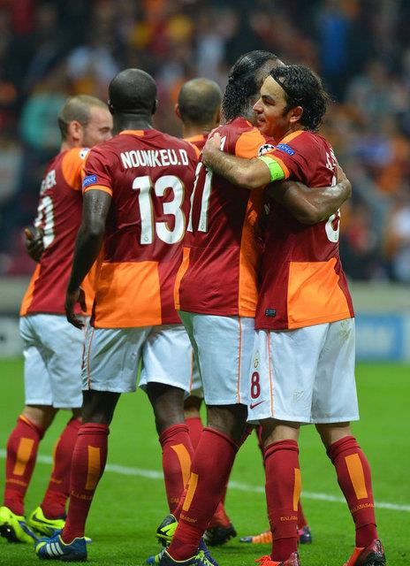 Torku Konyaspor manda geirdii sakatlk nedeniyle sa ayak ba parmanda krk tespit edilen ve tedavisi nedeniyle bir sre takmdan ayr kalacak olan Muslera ile ayn karlamada sa st adalesinden sakatlanan Sneijder, Kopenhag ma kadrosunda bulunmayacak.