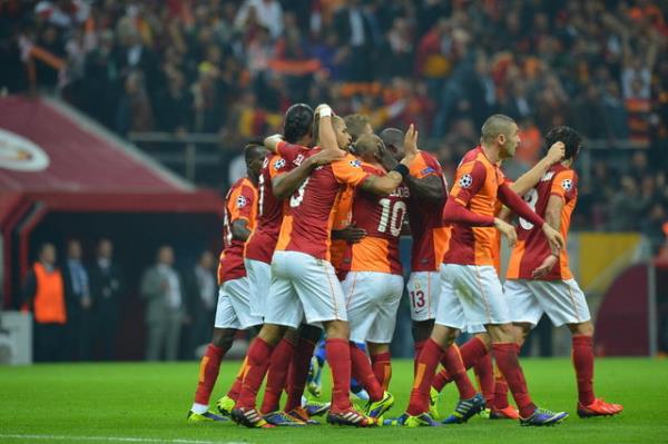 Sar-krmzllar, bugne kadar ampiyon Kulpler Kupas ile UEFA ampiyonlar Ligi'nde 146, ad daha nce UEFA Kupas olan UEFA Avrupa Ligi'nde 71, Kupa Galipleri Kupas'nda 32 ve UEFA Sper Kupa'da da 1 kez olmak zere, toplam 250 ma yapt.