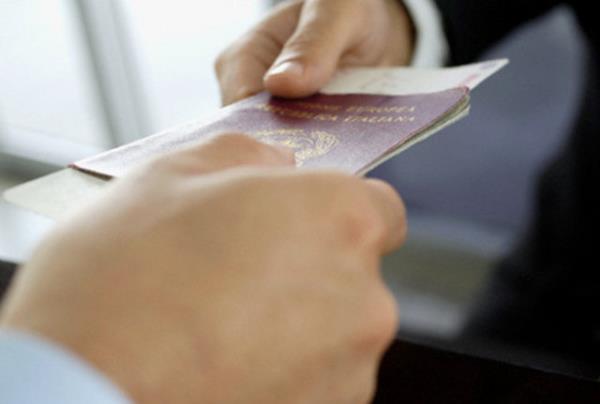 Harlarn da ayn oranda zam grmesiyle birlikte 1 yllk pasaport harc yeni ylda 126,77 liradan 131,75 liraya kacak.