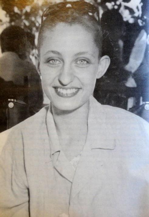 Bir lk attm fark ediyorum. ok utanyorum. Bam kurtarmam gerektiini dnyorum. Bam perona doru ekiyorum. Kolumu ve bacam da. (Sonradan anlayacam ki, sadece sam ekebilmiim). Trenin altndan korkuyorum. Saat dokuz be, Cenevre treni Zrih garyla birlikte beni de arkasnda brakp gidiyor. Raylarda boylu boyunca yatyorum. zerimde inanlmaz bir hafiflik var. Aileme ulamalarn salamalym. antam toplamak, adreslerimin bulunmasn salamak istiyorum. Yapamyorum. Annem renmeli, mutlaka renmeli. Bacam tam o srada gryorum&#8221;