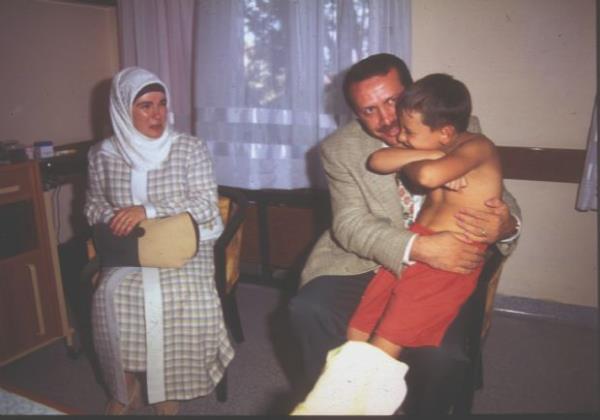 10 dakika sren ve scak bir havada geen ziyarette Recep Tayyip Erdoan ve Emine Erdoan, afak Pavey&#8217;e moral verdi. Tayyip Erdoan o srada odada bulunan Pavey&#8217;in kardei Mehmet&#8217;i kucana alarak sevdi.