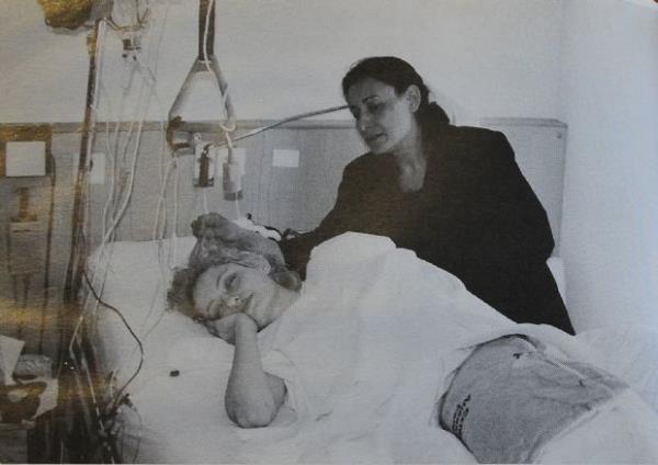 13 Numaral Peron adl kitapta, Aye nal Zrih&#8217;te kznnn yannda iken yaadklarn anlatt blmlerde de , Universty Spital Hastanesi&#8217;ne gelen ziyaretilere de deiniyor. nal, yle anlatyor, &#8220;Hayatmz btn kesip bimelere kar kolaylayor. nk sevgiyi yoluna koyduk. afak artk kendini yalnz hissetmiyor. Tuhaf bir ilikiler grubu douyor. Mlteci arkadalarm, Hseyin, Tuncelili Sema, Hasan Yeilba, Milli Gr&#8217;ten tesettrl ve iyi yemek yapan hanmlar, Nil, Zeynep, nal, mran, afak&#8217;n eitli uluslardan arkadalar , renkli, kahkaha dolu bir mozaik douyor.&#8221;