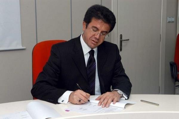 <p><b>DENZL...</b></p>  1. AK Parti`li Nihat Zeybeki 2009`da %39,90 ile kazand.  <p> 2. CHP - Cumhuriyet Halk Partisi %30,1 </p>  3. MHP - Milliyeti Hareket Partisi %21,9   <p> 4. DP - Demokrat Parti %2,6 </p>