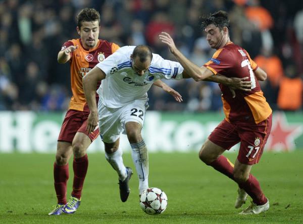 <p><b>EKSTRA BLADET (Danimarka) Sper Kopenhag...</b></p>    Kopenhag stanbul'un intikamn ald. Norveli Daniel Braaten man hemen banda Galatasaray' oke etti. Defansla kaleci arasna girmeyi baaran 31 yandaki oyuncu Aslanlar devirdi. Galatasaray'n ikinci yardaki top stnl defansta eriyip gitti.