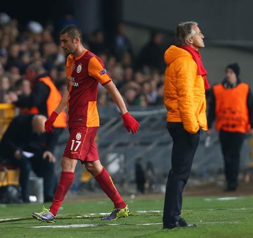 Senin yznden futboldan soudum. Buz hokeyi izliyorum. Gel orda daha kolay atarsn kendini yere gel