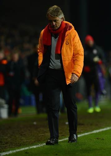 Eger galatasaray Fenerbahce'ye yenilirse Mancini kovulur , dedi dersiniz.