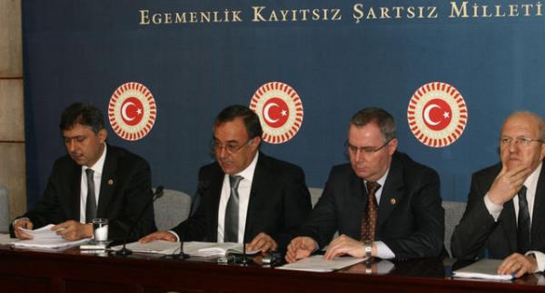 nk Meclis'te milletvekilleri byk oranda bankaya dileke veren sekreterlerine maa hesaplarn kullanma yetkisi veriyor.