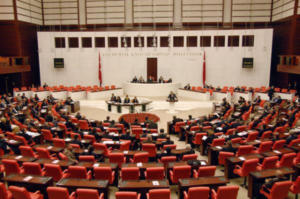 Meclis brokrasisi ise maalarn sekreterlere teslim eden milletvekilleriyle ilgili nlem almak iin yarg srecinin sonucunu beklemeye balad.