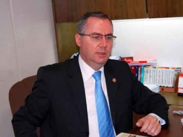 HP Krklareli Milletvekili Turgut Dibek, 2007'de seildii gnden beri sekreterliini yapan Y.M.'nin bu sre zarfnda maa hesabndan kk kk meblalarla kendisinden habersiz yaklak 174 bin TL aldn iddia etti.