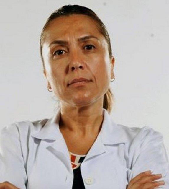 Ekranlarda ilk olarak rmcek dizisindeki Emine rolyle boy gsterdi.