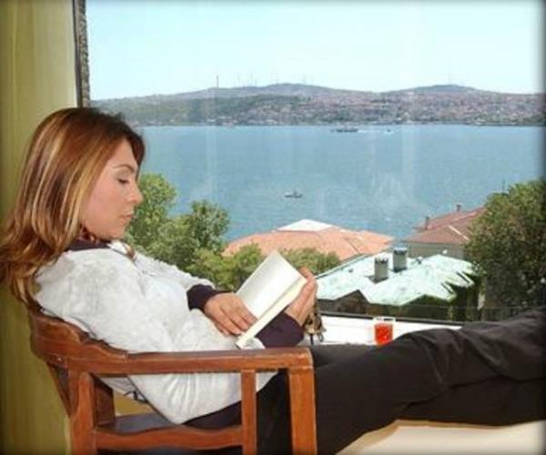 Turizm ve otelcilik okuyan, ancak oyunculuk eitimi almam olan sanat, buna ramen, iyi gzlemcilik ve yorumculuk yeteneiyle tiyatrodan sonra kamera karsna da geerek, sinema ve dizi filmlerde rol ald.