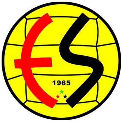 Eskiehirspor'un kurulduu yl Fransa'da Normandiya blgesinden ampiyon olan bir kulbn renkleridir krmz siyah. Nafiz Yazcolu Fransa ampiyonunu bir dergide grm ve ynetim kuruluna teklifte bulunmutur. Bu tekliften faydalanarak Eskiehirspor'un renkleri Siyah Krmz olarak kabul edilmitir. Aziz BOLEL (ES) amblemini bizzat kendisi oluturarak bir ressama izdirmitir.