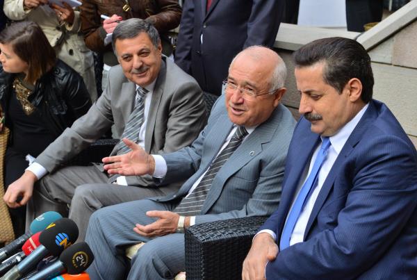 TBMM Bakan Cemil iek, AK Parti anlurfa Milletvekili Yahya Akman'n ei ule Yksel Akman'n TBMM Mustafa Necati Kltrevindeki, yal boya, seramik ve ebru sergisinin aln yapt. alma ve Sosyal Gvenlik Bakan Faruk elik ile AK Parti Kahramanmara Milletvekili Nevzat Pakdil'in de katld alta, TBMM Bakan iek, gazetecilerin sorularn cevaplandrd.