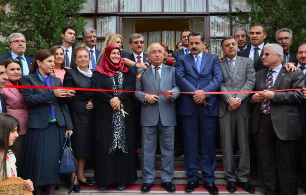 TBMM Bakan Cemil iek, AK Parti anlurfa Milletvekili Yahya Akman'n ei ule Yksel Akman'n TBMM Mustafa Necati Kltrevindeki, yal boya, seramik ve ebru sergisinin aln yapt. Ala, alma ve Sosyal Gvenlik Bakan Faruk elik, AK Parti Kahramanmara Milletvekili Nevzat Pakdil ile ok sayda davetli katld.