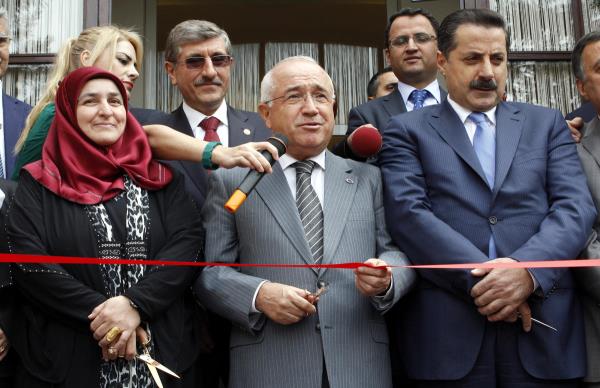 TBMM Bakan Cemil iek, AK Parti anlurfa Milletvekili Yahya Akman'n ei ule Yksel Akman'n TBMM Mustafa Necati Kltrevindeki, yal boya, seramik ve ebru sergisinin aln yapt. Ala, alma ve Sosyal Gvenlik Bakan Faruk elik, AK Parti Kahramanmara Milletvekili Nevzat Pakdil ile ok sayda davetli katld.