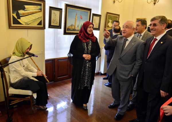 TBMM Bakan Cemil iek, AK Parti anlurfa Milletvekili Yahya Akman'n ei ule Yksel Akman'n TBMM Mustafa Necati Kltrevindeki, yal boya, seramik ve ebru sergisinin aln yapt. iek, sergiyi gezerek, eserlere ilikin ule Yksel Akman'dan bilgi ald.