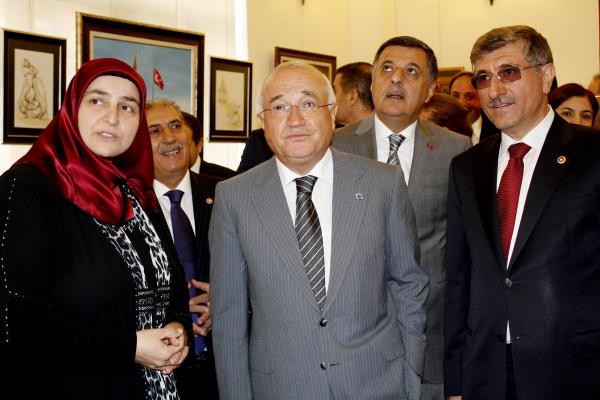 TBMM Bakan Cemil iek, AK Parti anlurfa Milletvekili Yahya Akman'n ei ule Yksel Akman'n TBMM Mustafa Necati Kltrevindeki, yal boya, seramik ve ebru sergisinin aln yapt. iek, sergiyi gezerek, eserlere ilikin ule Yksel Akman'dan bilgi ald.