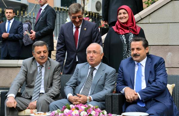 TBMM Bakan Cemil iek, AK Parti anlurfa Milletvekili Yahya Akman'n ei ule Yksel Akman'n TBMM Mustafa Necati Kltrevindeki, yal boya, seramik ve ebru sergisinin aln yapt.