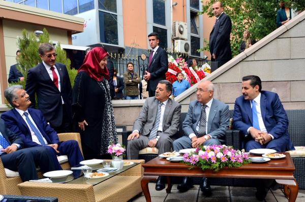 TBMM Bakan Cemil iek, AK Parti anlurfa Milletvekili Yahya Akman'n ei ule Yksel Akman'n TBMM Mustafa Necati Kltrevindeki, yal boya, seramik ve ebru sergisinin aln yapt.