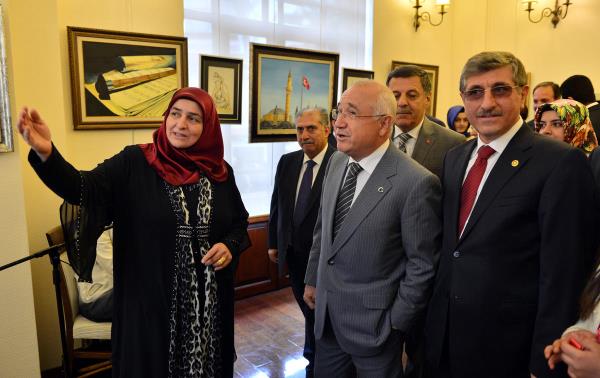 TBMM Bakan Cemil iek, AK Parti anlurfa Milletvekili Yahya Akman'n ei ule Yksel Akman'n TBMM Mustafa Necati Kltrevindeki, yal boya, seramik ve ebru sergisinin aln yapt. iek, sergiyi gezerek, eserlere ilikin ule Yksel Akman'dan bilgi ald.