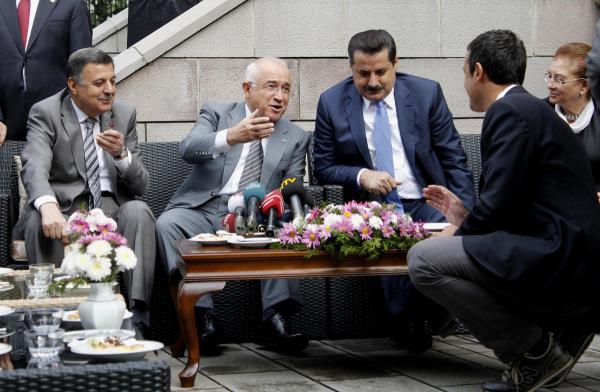 TBMM Bakan Cemil iek, AK Parti anlurfa Milletvekili Yahya Akman'n ei ule Yksel Akman'n TBMM Mustafa Necati Kltrevindeki, yal boya, seramik ve ebru sergisinin aln yapt. alma ve Sosyal Gvenlik Bakan Faruk elik ile AK Parti Kahramanmara Milletvekili Nevzat Pakdil'in de katld alta, TBMM Bakan iek, gazetecilerin sorularn cevaplandrd.