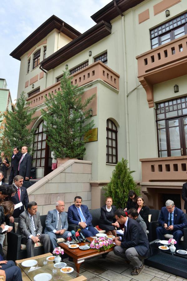 TBMM Bakan Cemil iek, AK Parti anlurfa Milletvekili Yahya Akman'n ei ule Yksel Akman'n TBMM Mustafa Necati Kltrevindeki, yal boya, seramik ve ebru sergisinin aln yapt. alma ve Sosyal Gvenlik Bakan Faruk elik ile AK Parti Kahramanmara Milletvekili Nevzat Pakdil'in de katld alta, TBMM Bakan iek, gazetecilerin sorularn cevaplandrd.