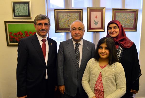 TBMM Bakan Cemil iek, AK Parti anlurfa Milletvekili Yahya Akman'n ei ule Yksel Akman'n TBMM Mustafa Necati Kltrevindeki, yal boya, seramik ve ebru sergisinin aln yapt.