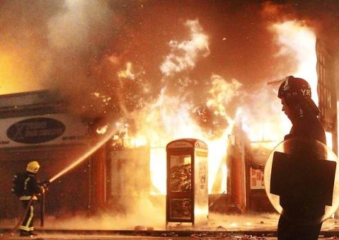 Tam 5 g�n boyunca protestocular, �nlerine ��kan kamu ve �zel m�lkiyeti ate�e verdi, sald�r�lar d�zenledi, ya�malad�.